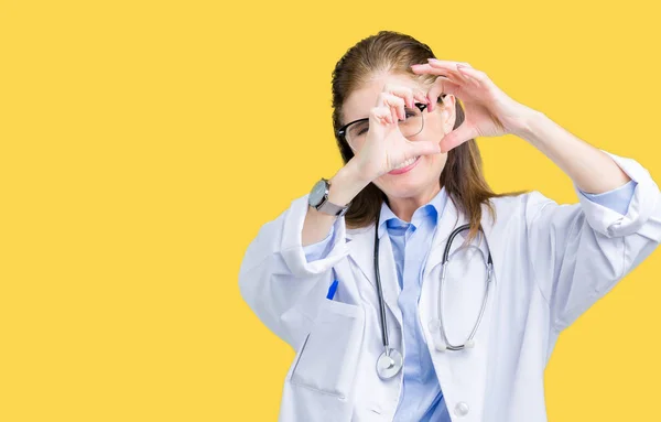 分離の背景手と指の標識を見て笑みを浮かべて行うハートの上医療のコートを着て中年中高年医師女性 — ストック写真