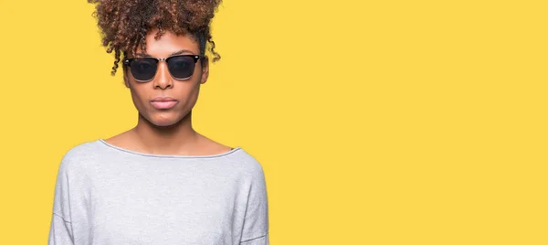 美丽的年轻非洲裔美国妇女戴着太阳镜在孤立的背景与严重的表情在脸上 简单而自然地看着相机 — 图库照片