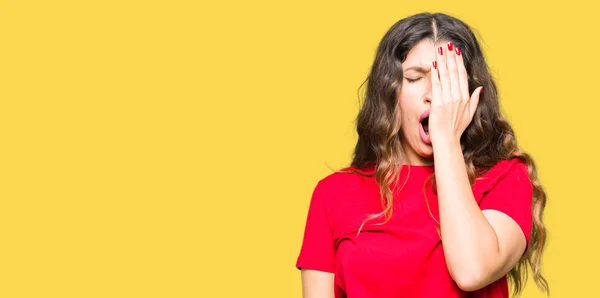 Ung Vacker Kvinna Som Bär Casual Shirt Yawning Trött Som — Stockfoto