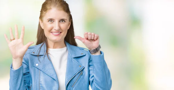 Bella Donna Matura Mezza Età Indossa Giacca Pelle Moda Sfondo — Foto Stock