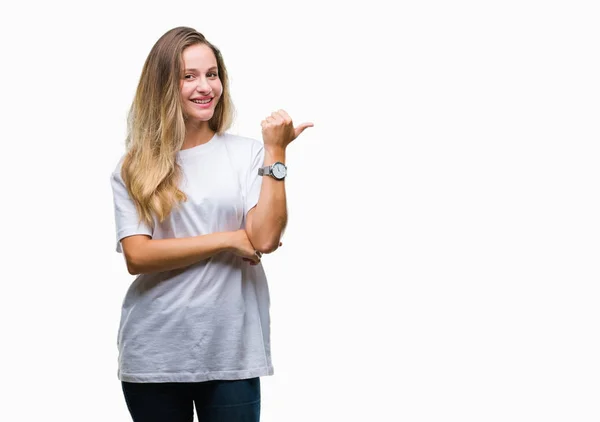 Jovem Bela Mulher Loira Vestindo Casual Shirt Branca Sobre Fundo — Fotografia de Stock