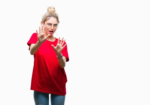 Jovem Bela Mulher Loira Vestindo Camiseta Vermelha Óculos Sobre Fundo — Fotografia de Stock