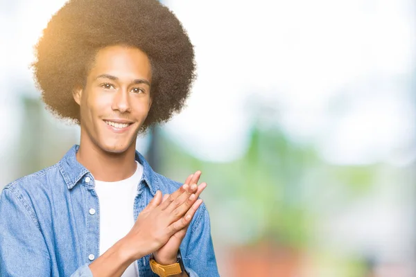 Νεαρός Αφρικανική Αμερικανική Άνθρωπος Αφρο Μαλλιά Clapping Και Χειροκροτούν Ευτυχισμένη — Φωτογραφία Αρχείου