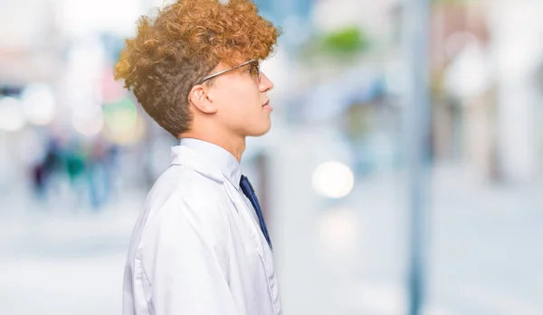 Jovem Cientista Bonito Homem Vestindo Casaco Profissional Óculos Sol Olhando — Fotografia de Stock