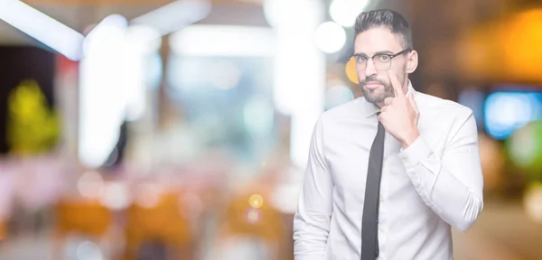 Unga Stiliga Business Man Glasögon Över Isolerade Bakgrund Peka Ögat — Stockfoto