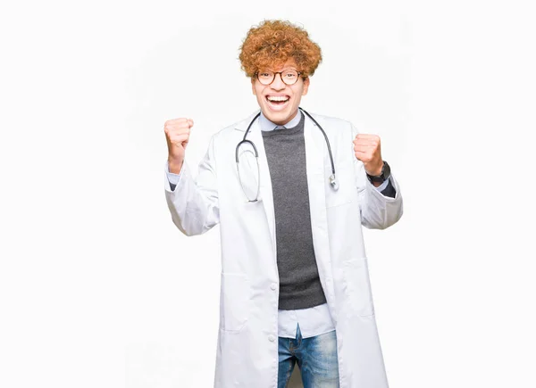 Mladý Pohledný Doktor Rouchem Lékařské Srst Velmi Šťastný Nadšený Dělá — Stock fotografie