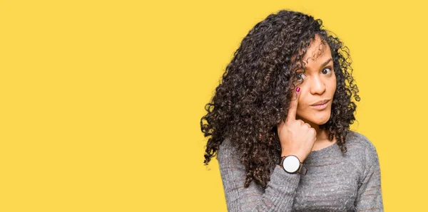 Jovem Mulher Bonita Com Cabelo Encaracolado Vestindo Camisola Cinza Apontando — Fotografia de Stock