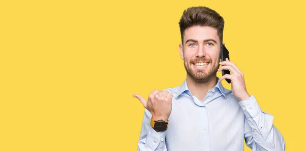 Joven Hombre Guapo Negocio Hablando Teléfono Inteligente Señalando Mostrando Con — Foto de Stock