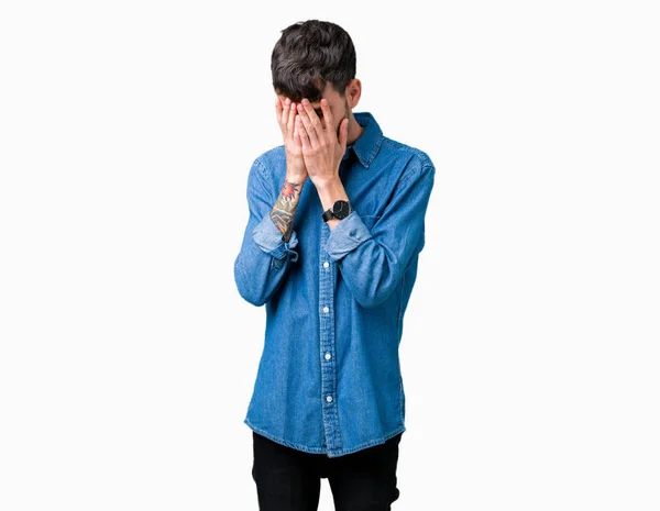年轻英俊的男子在孤立的背景与悲伤的表情覆盖脸与手 抑郁症概念 — 图库照片