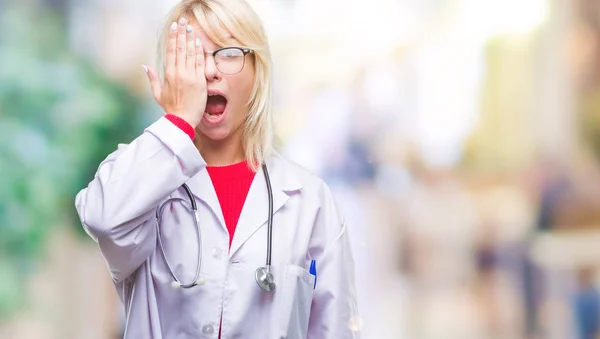 Junge Schöne Blonde Ärztin Medizinischer Uniform Vor Isoliertem Hintergrund Die — Stockfoto