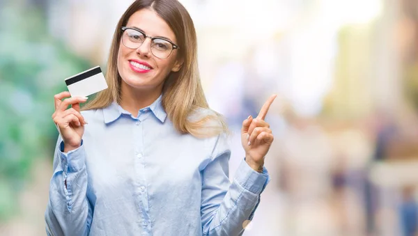 Young Beautiful Business Woman Holding Credit Card Isolated Background Very — Stock Photo, Image