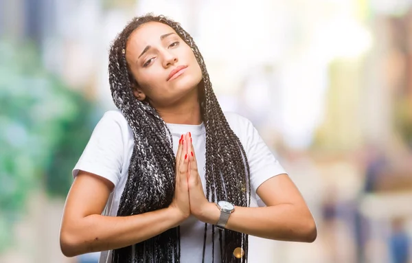 年轻的编织头发非洲裔美国女孩在孤立的背景乞讨和祈祷与手在一起与希望表达在脸上很情绪化和担心 请求宽恕 宗教概念 — 图库照片