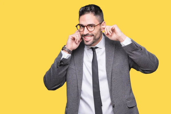 Joven Hombre Negocios Guapo Sobre Fondo Aislado Cubriendo Las Orejas — Foto de Stock