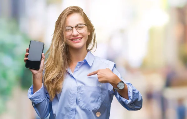 Joven Mujer Negocios Rubia Hermosa Mostrando Pantalla Del Teléfono Inteligente —  Fotos de Stock