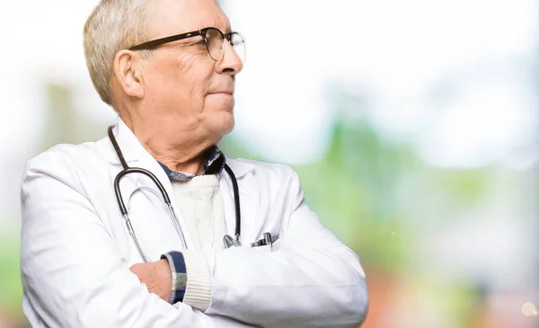 Guapo Médico Senior Hombre Con Abrigo Médico Sonriendo Mirando Lado — Foto de Stock