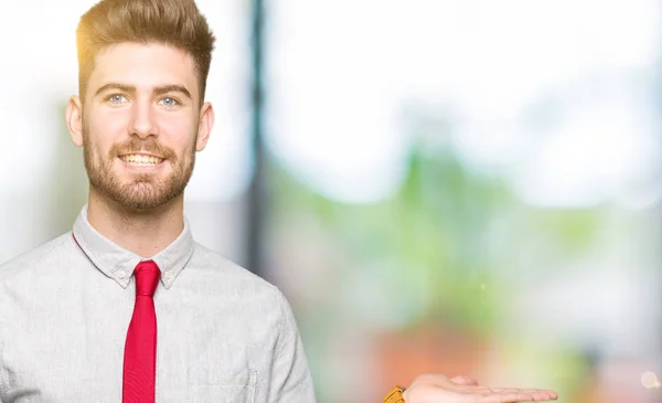 Jonge Knappe Business Man Lachende Vrolijke Presenteren Wijzen Met Palm — Stockfoto