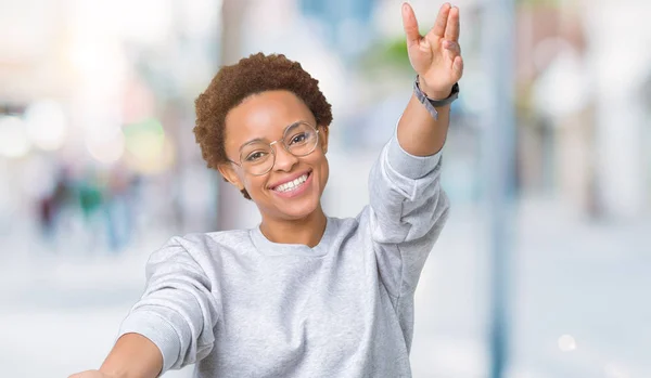 Jovem Mulher Afro Americana Bonita Vestindo Óculos Sobre Fundo Isolado — Fotografia de Stock