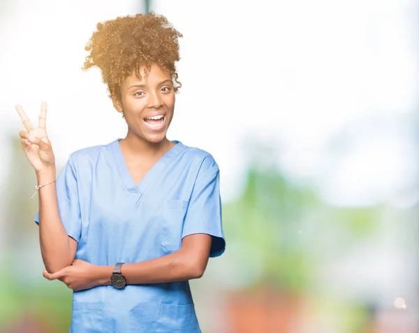 Junge Afrikanisch Amerikanische Ärztin Mit Isoliertem Hintergrund Lächelnd Mit Glücklichem — Stockfoto