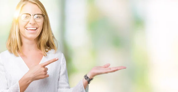 Schöne Junge Frau Mit Brille Vor Isoliertem Hintergrund Erstaunt Und — Stockfoto