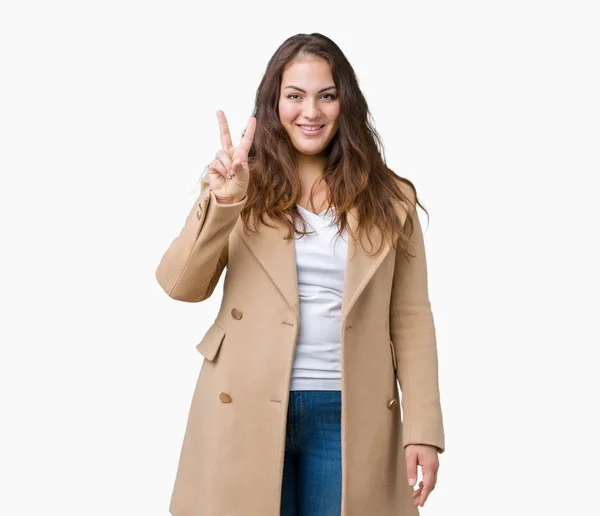 プラスのサイズ分離の背景表示と上向きに冬のコートを身に着けている若い女性の美しい指でナンバー 自信を持って 幸せな笑みを浮かべて — ストック写真
