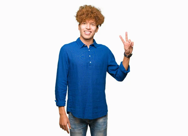 Ung Snygg Elegant Man Med Afro Hår Leende Med Glada — Stockfoto