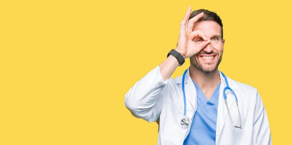 Hombre Guapo Doctor Vistiendo Uniforme Médico Sobre Fondo Aislado Haciendo — Foto de Stock