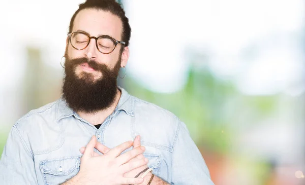 Joven Hipster Hombre Con Pelo Largo Barba Con Gafas Sonriendo —  Fotos de Stock