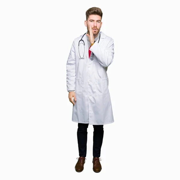 Mladý Pohledný Doktor Muž Nosí Lékařský Kabát Ruku Ústa Říct — Stock fotografie