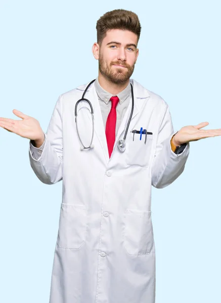 Jeune Homme Beau Médecin Vêtu Manteau Médical Expression Désorientée Confuse — Photo