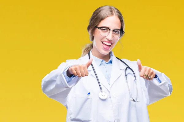 Όμορφο Νεαρό Ξανθιά Γιατρός Γυναίκα Φορώντας Ιατρική Στολή Πέρα Από — Φωτογραφία Αρχείου