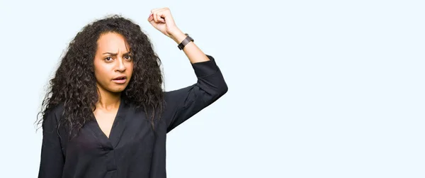 Jeune Belle Fille Aux Cheveux Bouclés Portant Une Robe Élégante — Photo