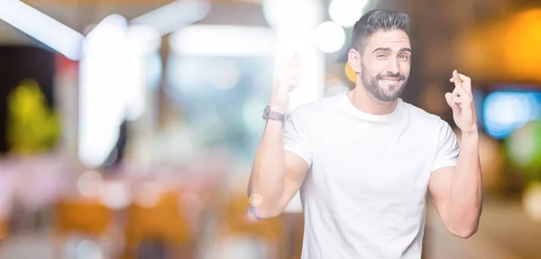 Joven Hombre Vistiendo Casual Camiseta Blanca Sobre Fondo Aislado Sonriendo —  Fotos de Stock