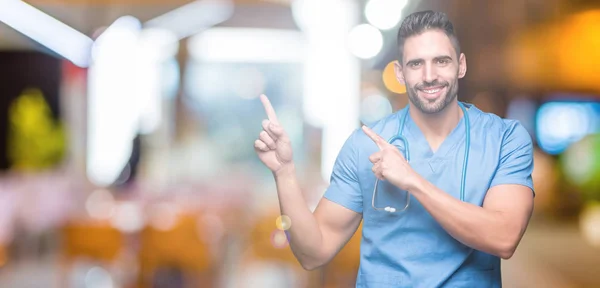 Knappe Jonge Dokter Chirurg Man Geïsoleerde Achtergrond Glimlachen Kijken Naar — Stockfoto