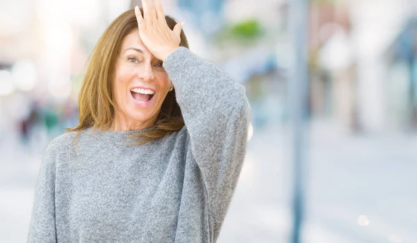 Bella Donna Mezza Età Che Indossa Maglione Invernale Sfondo Isolato — Foto Stock