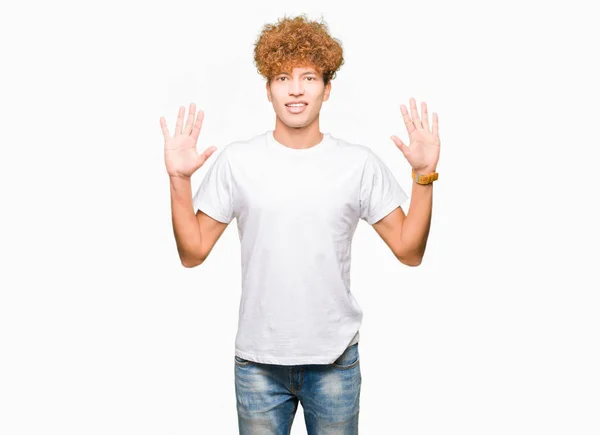 Junger Gutaussehender Mann Mit Afro Haaren Trägt Ein Lässiges Weißes — Stockfoto