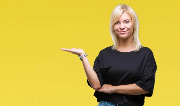 Joven Hermosa Mujer Rubia Sobre Fondo Aislado Sonriente Alegre Presentando — Foto de Stock