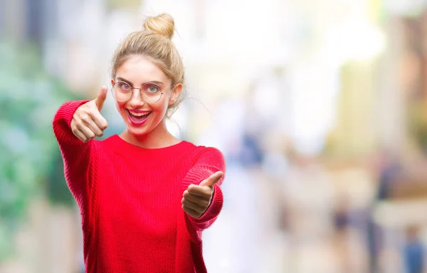 Junge Schöne Blonde Frau Mit Rotem Pullover Und Brille Vor — Stockfoto