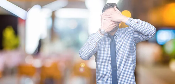 Joven Hombre Negocios Con Gafas Sobre Fondo Aislado Cubriendo Los — Foto de Stock