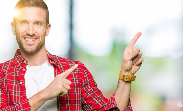 Hombre Guapo Con Camisa Casual Sonriendo Mirando Cámara Apuntando Con — Foto de Stock