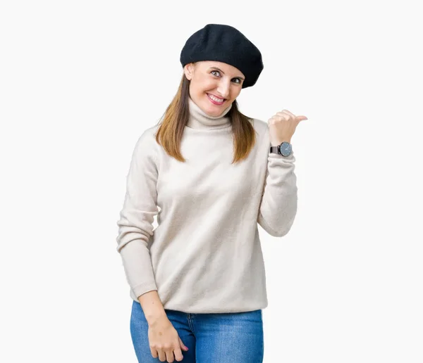 Reife Frau Mittleren Alters Trägt Winterpullover Und Baskenmütze Über Isoliertem — Stockfoto