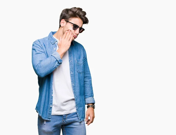 Mladý Pohledný Muž Nosí Sluneční Brýle Izolované Pozadí Dojemné Ústa — Stock fotografie