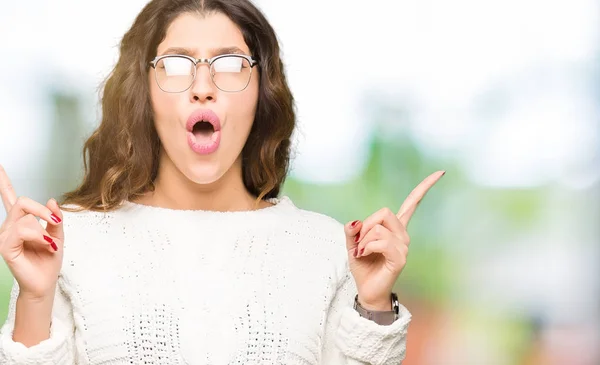 Junge Schöne Frau Mit Brille Erstaunt Und Überrascht Blick Nach — Stockfoto