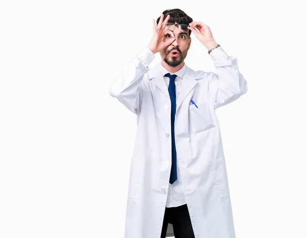 Giovane Scienziato Professionista Uomo Indossa Camice Bianco Sfondo Isolato Facendo — Foto Stock