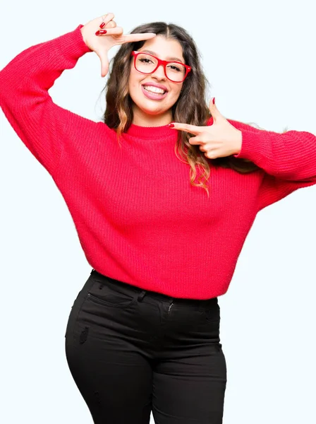 Mladá Krásná Žena Nosí Červené Brýle Usmívající Dělat Rám Rukama — Stock fotografie