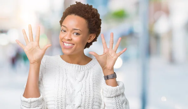 Mooie Jonge African American Vrouw Dragen Trui Geïsoleerde Achtergrond Weergeven — Stockfoto