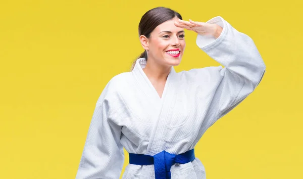 Jovem Mulher Bonita Vestindo Uniforme Kimono Karatê Sobre Fundo Isolado — Fotografia de Stock