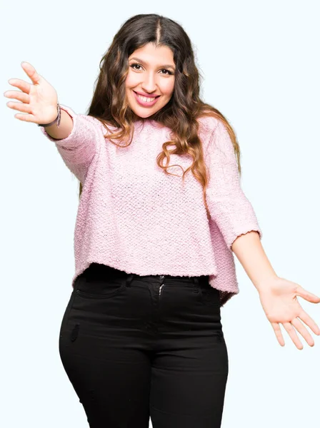 Mujer Hermosa Joven Con Suéter Rosa Mirando Cámara Sonriendo Con —  Fotos de Stock