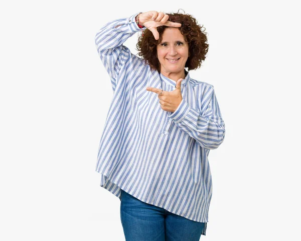 Schöne Seniorin Mittleren Alters Marineblauem Hemd Vor Isoliertem Hintergrund Lächelnd — Stockfoto