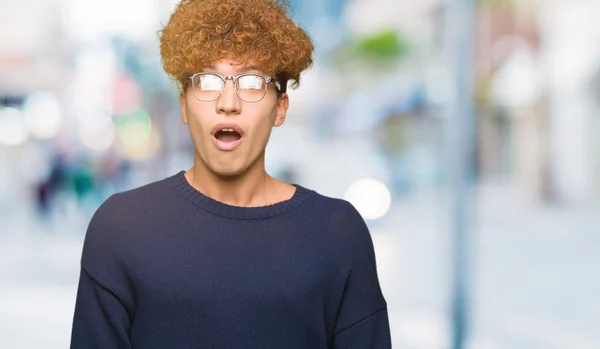 Jovem Homem Bonito Com Afro Vestindo Óculos Com Medo Chocado — Fotografia de Stock