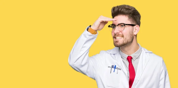 Ung Vacker Forskare Man Glasögon Mycket Glad Och Leende Tittar — Stockfoto
